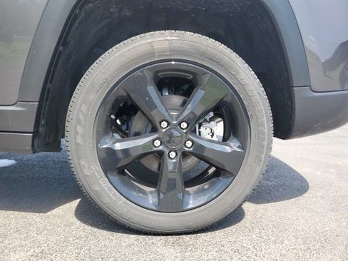 Used 2025 Jeep Grand Cherokee Altitude AWD/4WD image 9