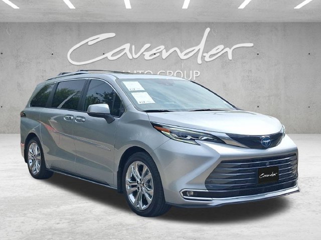 Used 2024 Toyota Sienna Platinum FWD image 2