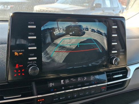 Used 2022 Toyota Sienna XLE image 22