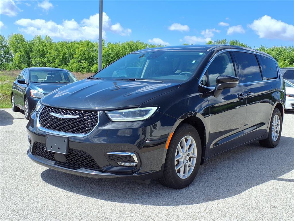 Used 2023 Chrysler Pacifica Touring-L FWD image 5