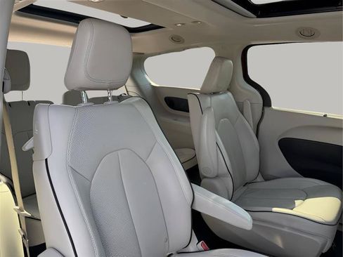 Used 2018 Chrysler Pacifica Limited w/ Advanced Safetytec Group FWD image 41