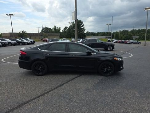 Used 2019 Ford Fusion SE w/ Equipment Group 151A FWD image 2