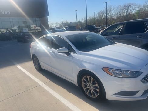 Used 2017 Ford Fusion SE w/ Fusion SE Technology Package image 3