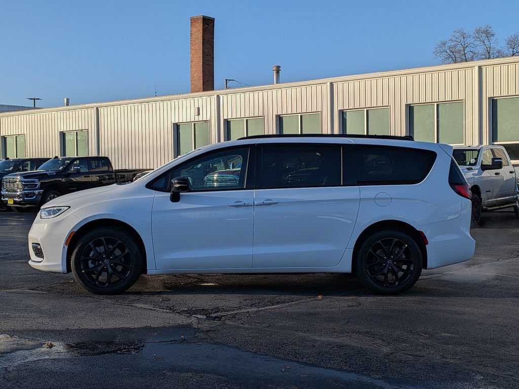 New 2026 Chrysler Pacifica Select w/ S Appearance Package AWD/4WD image 4