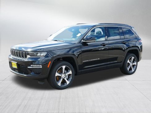 New 2025 Jeep Grand Cherokee Limited w/ Luxury Tech Group II image 3