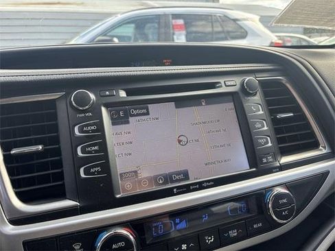Used 2017 Toyota Highlander XLE image 11