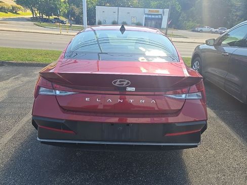 Used 2025 Hyundai Elantra SEL FWD image 13