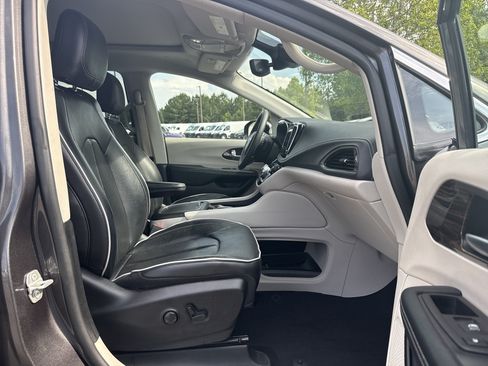 Used 2023 Chrysler Pacifica Limited FWD image 14