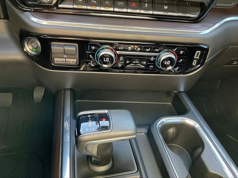 Used 2023 GMC Sierra 1500 SLT w/ SLT Premium Plus Package AWD/4WD image 19