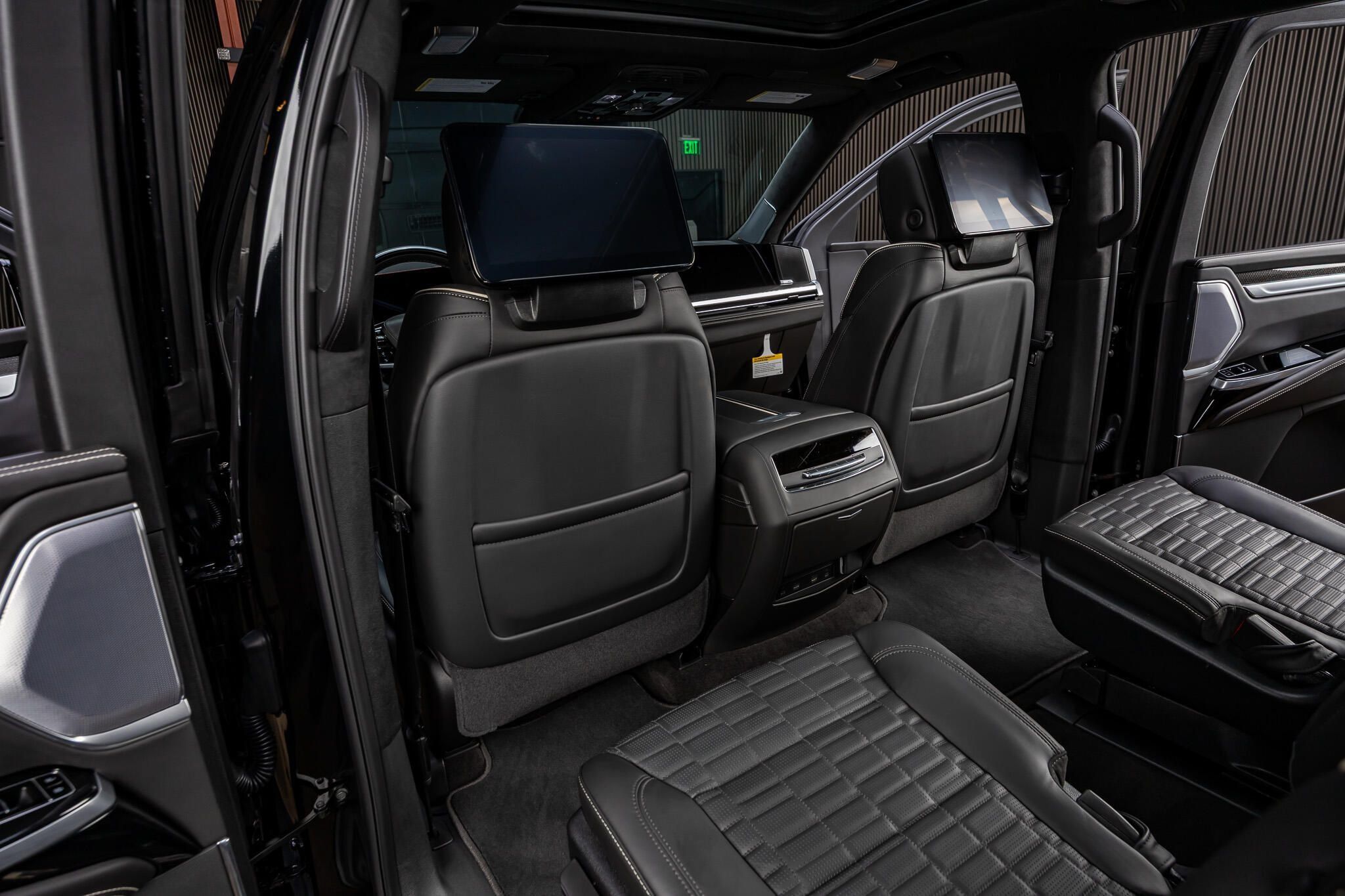 Used 2026 Cadillac Escalade ESV V w/ LPO, ONYX Package AWD/4WD image 32