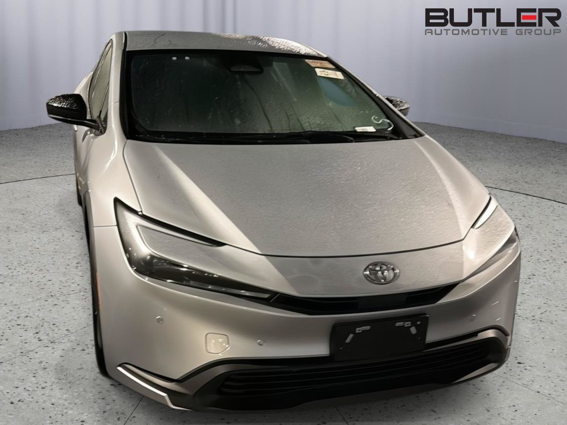 Used 2025 Toyota Prius LE FWD image 3