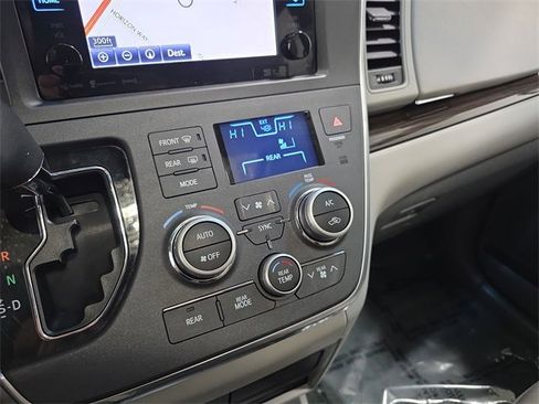 Used 2017 Toyota Sienna XLE Premium image 24