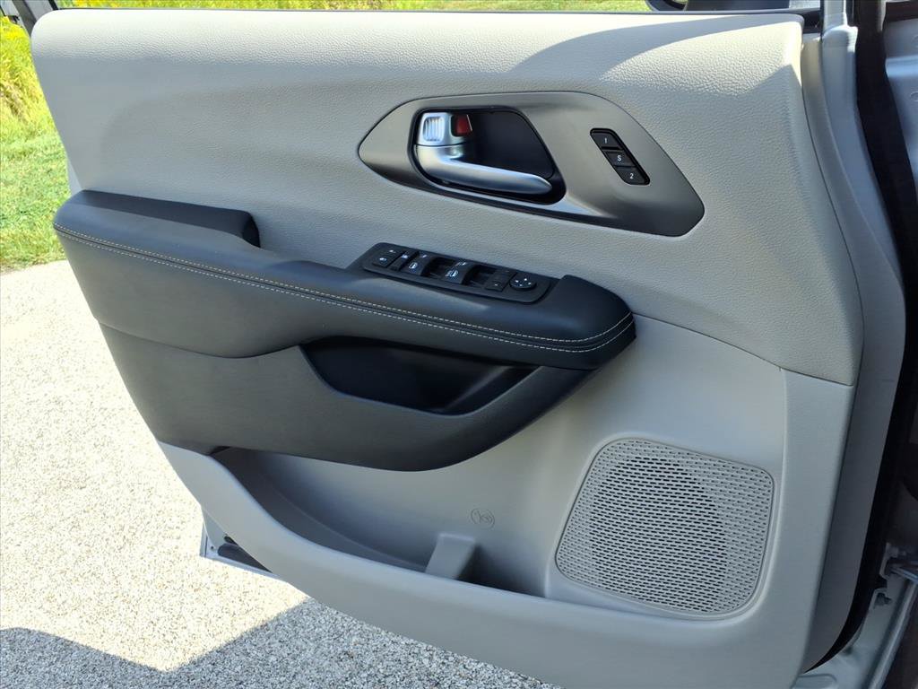 Used 2023 Chrysler Pacifica Touring-L FWD image 21