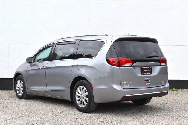Used 2018 Chrysler Pacifica Touring-L FWD image 2