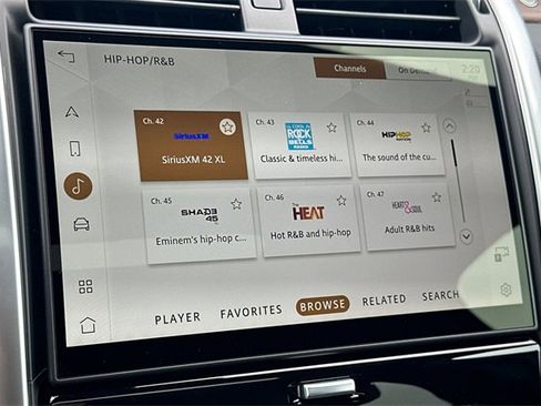 New 2025 Land Rover Discovery Dynamic SE image 18