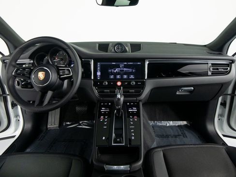 Certified 2025 Porsche Macan image 32