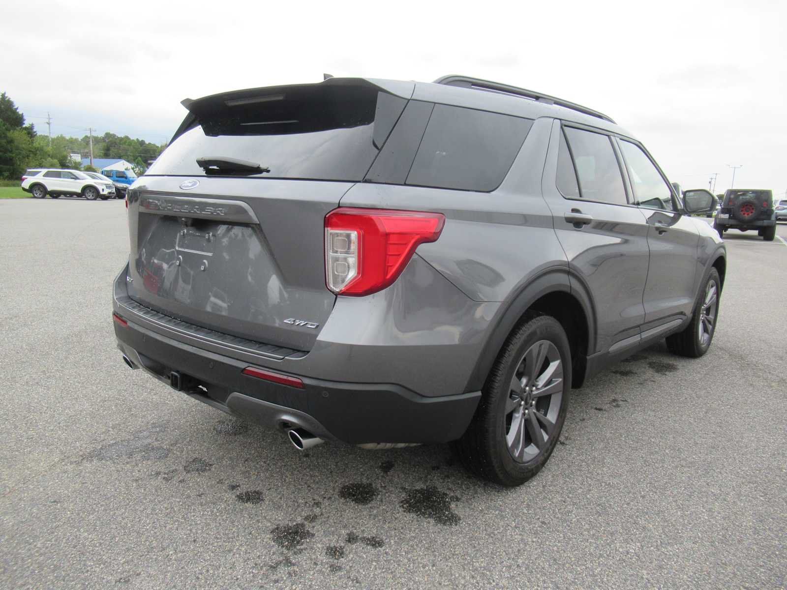 Used 2022 Ford Explorer XLT w/ Equipment Group 202A AWD/4WD image 5