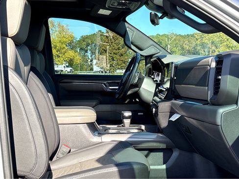 Used 2024 Chevrolet Silverado 1500 ZR2 w/ Technology Package image 8