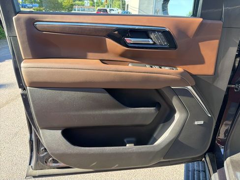 Used 2025 Chevrolet Tahoe High Country AWD/4WD image 12