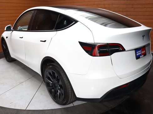 Used 2022 Tesla Model Y Long Range image 21