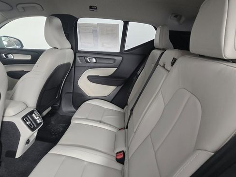 Used 2019 Volvo XC40 T5 Momentum image 16