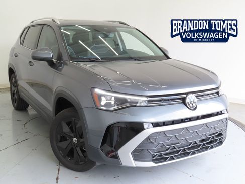 New 2025 Volkswagen Taos SE image 1