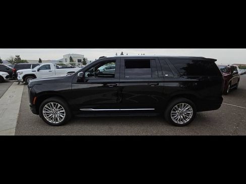 Used 2025 Cadillac Escalade ESV Premium Luxury RWD image 8