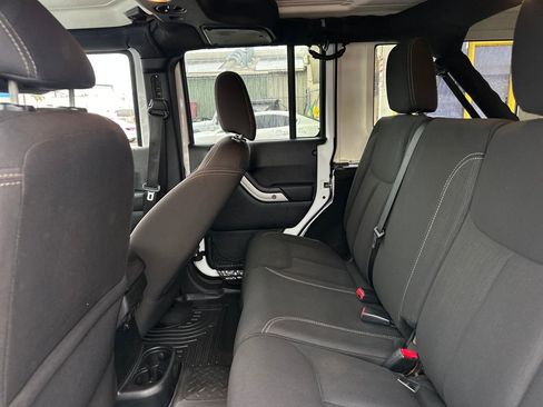 Used 2017 Jeep Wrangler Unlimited Sahara w/ Connectivity Group image 15