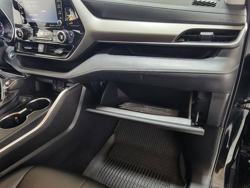 Used 2021 Toyota Highlander XLE image 23