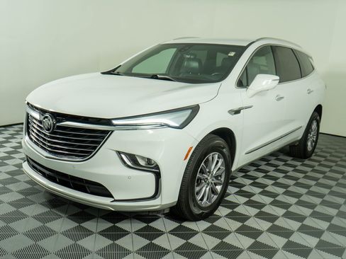 Used 2024 Buick Enclave Premium image 3