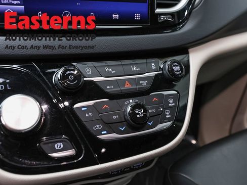 Used 2023 Chrysler Pacifica Touring-L FWD image 20