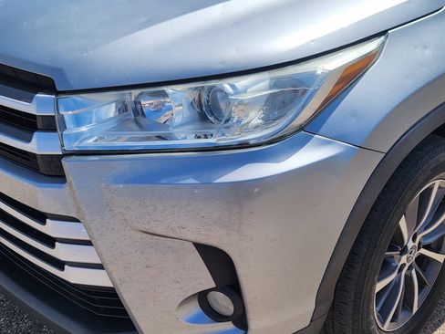 Used 2018 Toyota Highlander XLE w/ Carpet Mat Package (TMS) AWD/4WD image 5