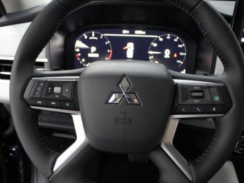 New 2025 Mitsubishi Outlander SE image 8