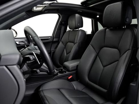 Certified 2026 Porsche Macan AWD/4WD image 5