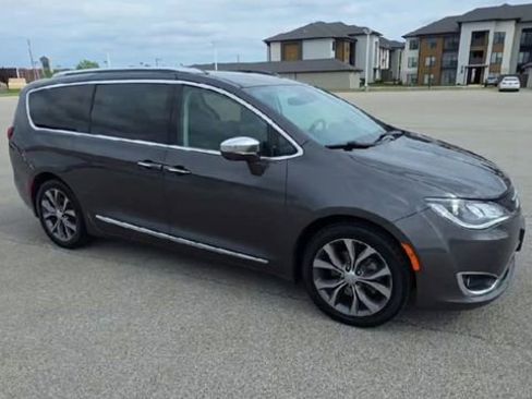 Used 2018 Chrysler Pacifica Limited w/ Tire & Wheel Group FWD image 3