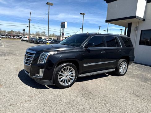 Used 2015 Cadillac Escalade Luxury image 2