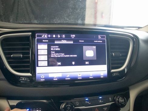 Used 2024 Chrysler Pacifica Touring-L image 33