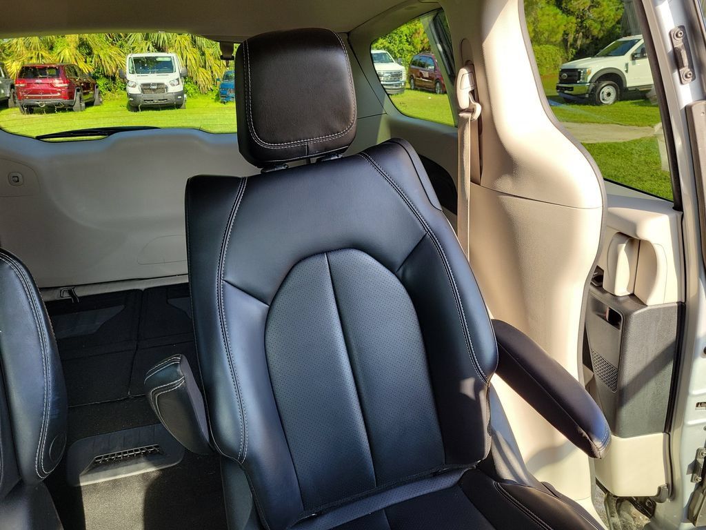 Used 2023 Chrysler Pacifica Touring-L FWD image 18