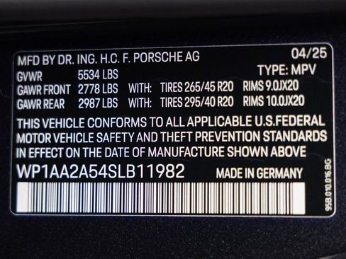 Certified 2025 Porsche Macan AWD/4WD image 37