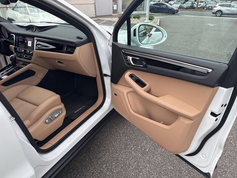Used 2025 Porsche Macan image 34