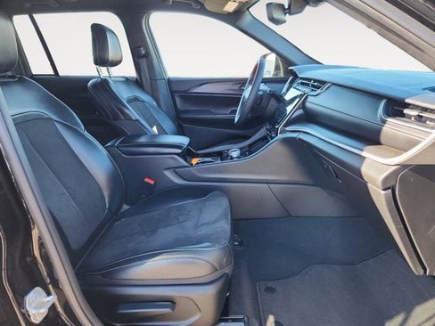 Used 2023 Jeep Grand Cherokee Altitude image 15