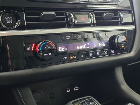 Used 2025 Nissan Pathfinder SL AWD/4WD image 32