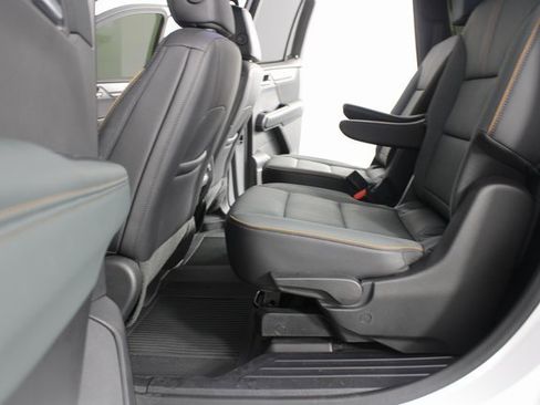 Used 2024 GMC Acadia AT4 w/ Luxury Package image 18