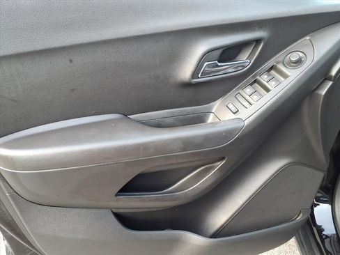 Used 2020 Chevrolet Trax LT w/ LT Convenience Package image 16