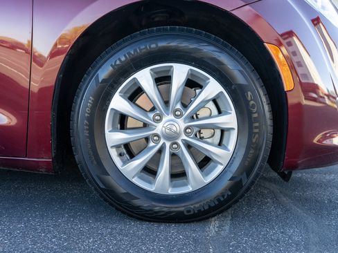 Used 2018 Chrysler Pacifica Touring-L FWD image 11