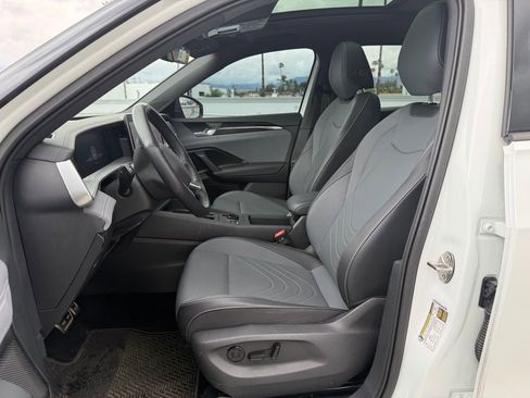 Used 2025 Volkswagen Tiguan SE R-Line image 5