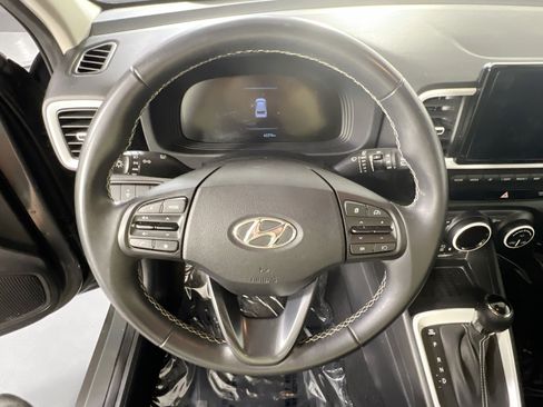 Used 2024 Hyundai Venue Limited FWD image 11