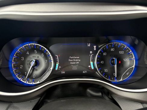 Used 2024 Chrysler Pacifica Touring-L FWD image 20