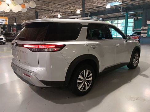 Used 2025 Nissan Pathfinder SL AWD/4WD image 10