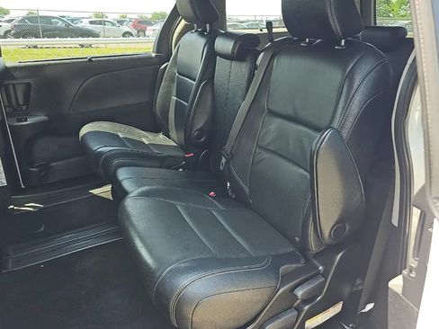 Used 2015 Toyota Sienna SE FWD image 6